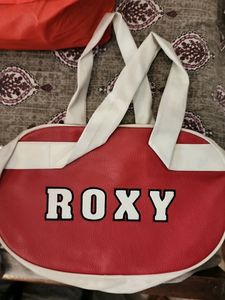 Red Roxy Purse ♦️⬜