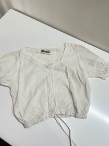 Vintage-Inspired White Cotton Puff Sleeve Crop Top