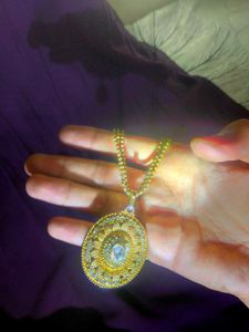 Golden neckpiece with matching Mangtika.