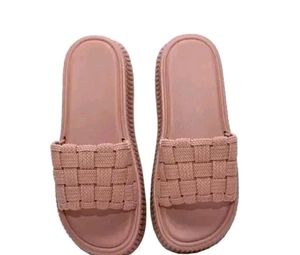 Women&#39;s slippers