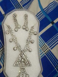 A Jewellery Set
