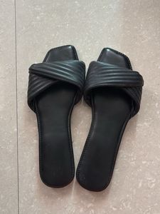Chic cushioned Black Slides