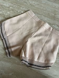 beige shorts small