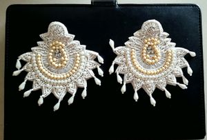 beautiful pearl earrings and pearl hair pins as freebie🥰