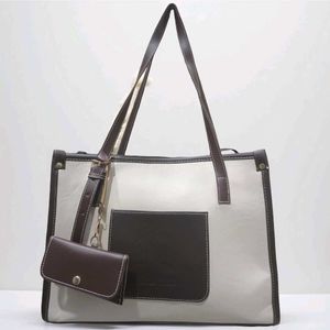 Chic Tote Bag with Pouch