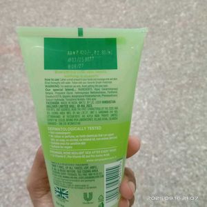 Simple Refreshing Facial Wash
