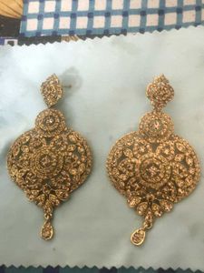 Elegant Gold Tone Drop Earrings and black beautifu