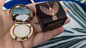 Charlotte Tilbury Air Brush Flawless Finish