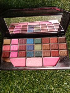 It&#39;s A Beautiful Makeup Kit With Many Eyeshades