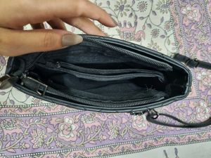 BLACK SLING BAG FOR WOMEN