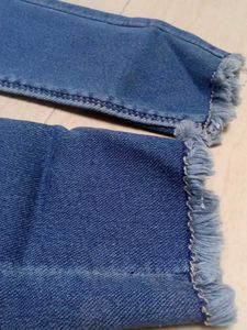 🌸 Stylish Floral Top + Stretchable Jeans Combo