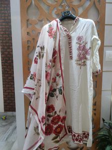 Elegant Floral Embroidered Salwar Kameez