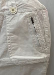 Chic White Cropped Capri