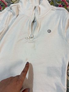 white full sleeved fitted crop top