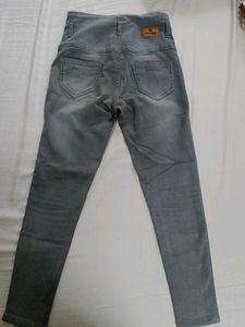 High-Waisted Grey Skinny Jeans – Stylish &amp; Versati