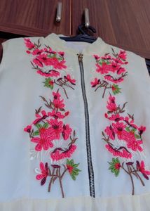 White Flower Thread Work Kurti, Good Condition