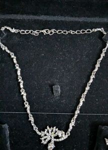 Elegant Diamond-Cut Necklace And Earrings Set
