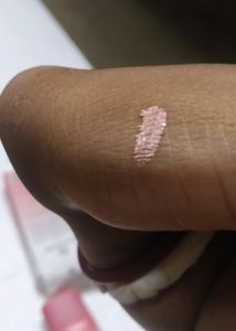 Huda Beauty Liquid Highlighter.