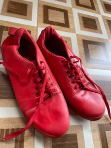 🚨Bold Red Sneakers 🚨