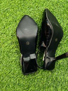 Chic Black Slingback Heels