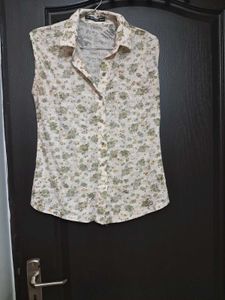Sleeveless Collared Printed Top