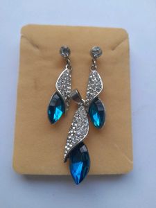 A Pair Of Western Earrings &amp; 1 Pendant Set