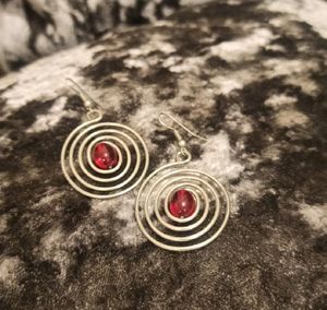 Spiral earings with red stone