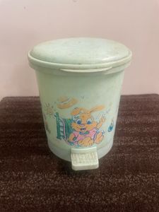 Tabletop Dustbin