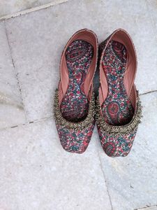 Floral Embroidered Juttis