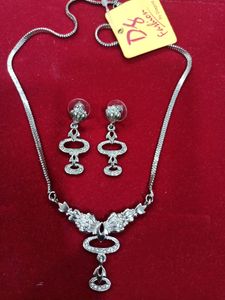 Beautiful Ethenic Pendent Set