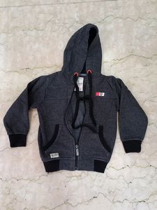 TXXI JUNIOR 3 Y BOYS/GIRLS SWEATER WITH HOODIE IN GOOD USABLE CONDITION