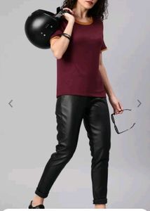 Maroon solid knitted regular top,