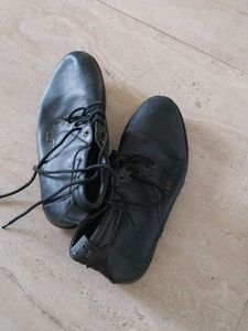 I Am Selling All Shoes At 3000