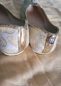 White &amp; Gold Jutti for boys