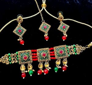 NECKLACE WITH MANGTIKA AND EARRINGS