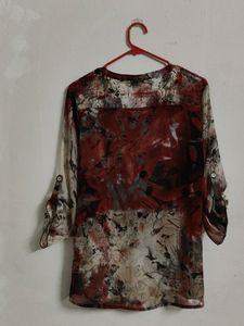 Top In Printed Chiffon With Lace At Yoke Part.