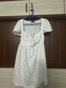 🤍 White Eyelet Puff-Sleeve Mini Dress – Size M 🤍