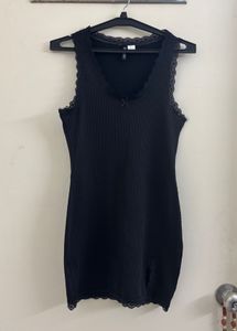 H&M SLIT CUT LACE TRIMMED DRESS