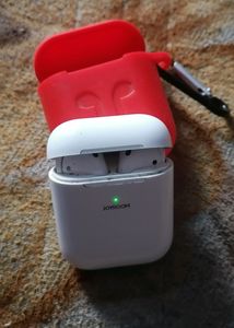 JOY ROOM jr-TO3 TWS bluetooth earbud wireless charging good conditiins.