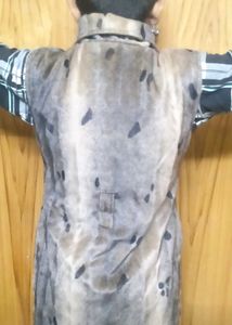 Minimalist grey sleevless sweater.