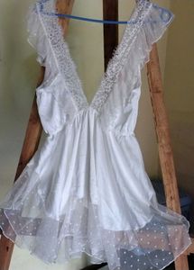 Feminen Short White Lingeri.