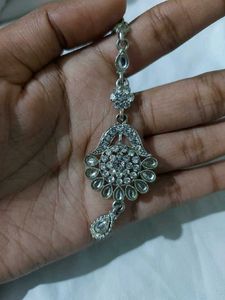 Elegant Maang Tikka