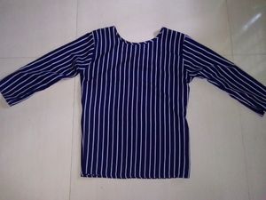 Vertical Striped Top. 🤍💙