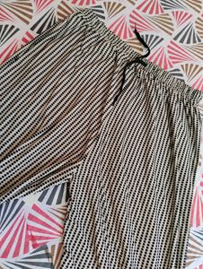 Women Combo Of 2 Track Pants,Tshirt Free