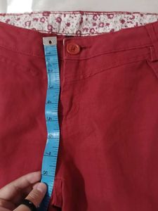 Trendy Red Button-Detail Capri Pants