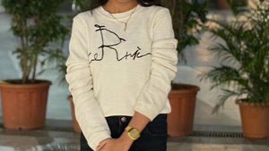 Stylish White Graphic Print sweatshirt