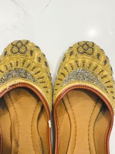Embroidered Ethnic Juttis