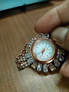 Sparkling Crystal Women&#39;s Watch