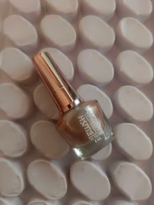 NUDE COLOUR NAIL POLISH