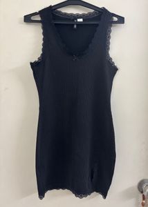 H&amp;M SLIT CUT LACE TRIMMED DRESS